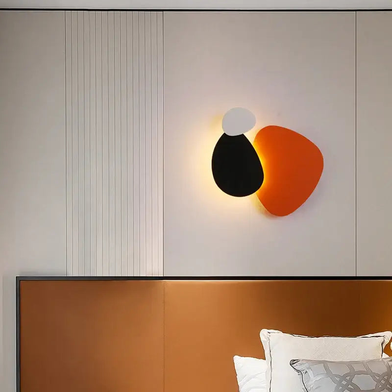 Applique murale moderne avec une plaque orange et l'autre noir

