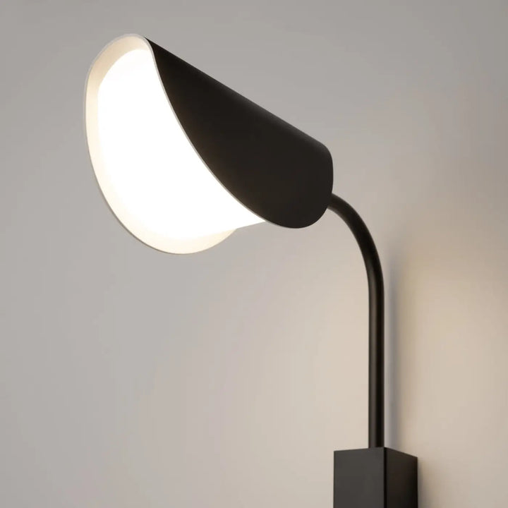 Applique murale mollis en acier noir avec réflecteur feuille et diffuseur lumineux blanc au design minimaliste courbé