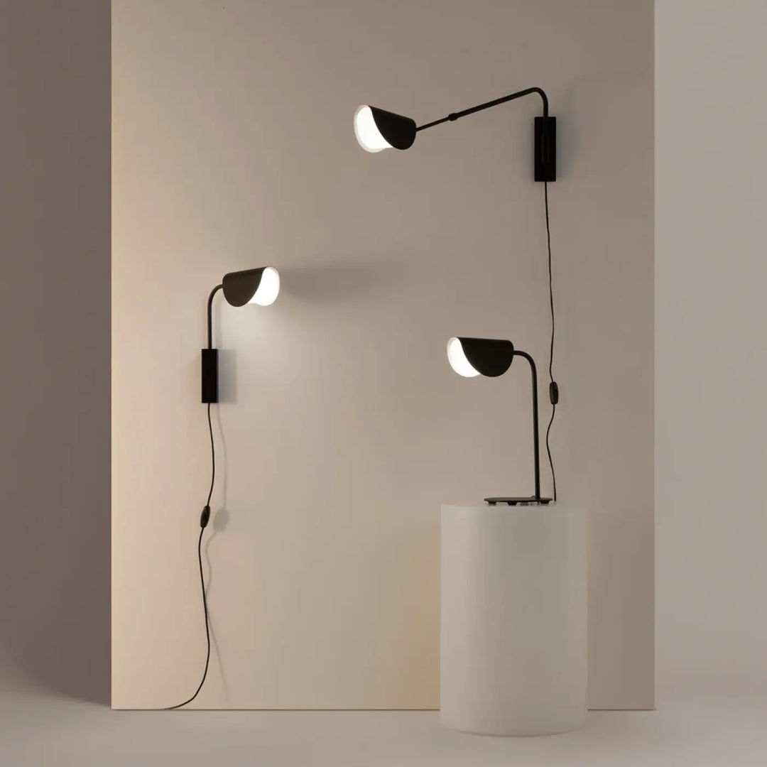 Applique murale mollis en acier noir avec bras ajustables et réflecteur feuille en verre dépoli pour lecture