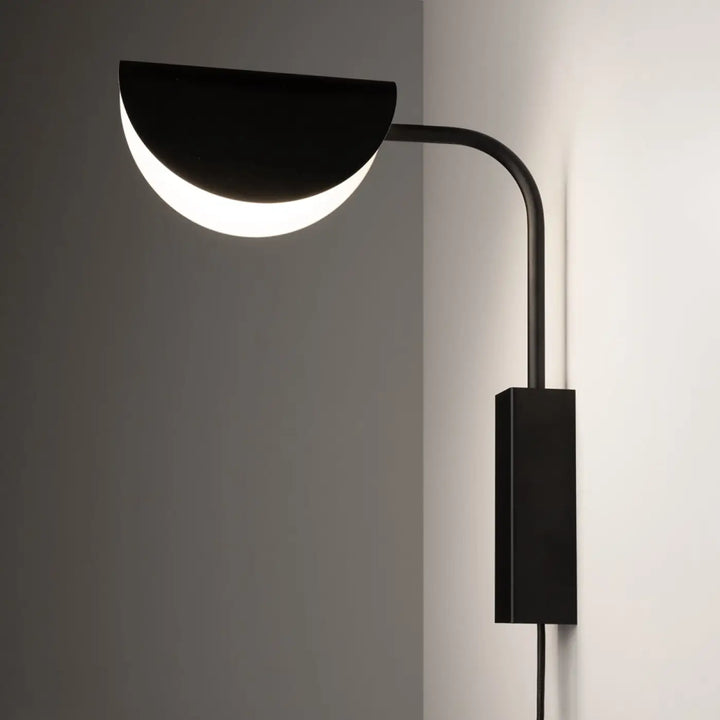Applique murale mollis en acier noir semi circulaire avec réflecteur feuille finition mate minimaliste