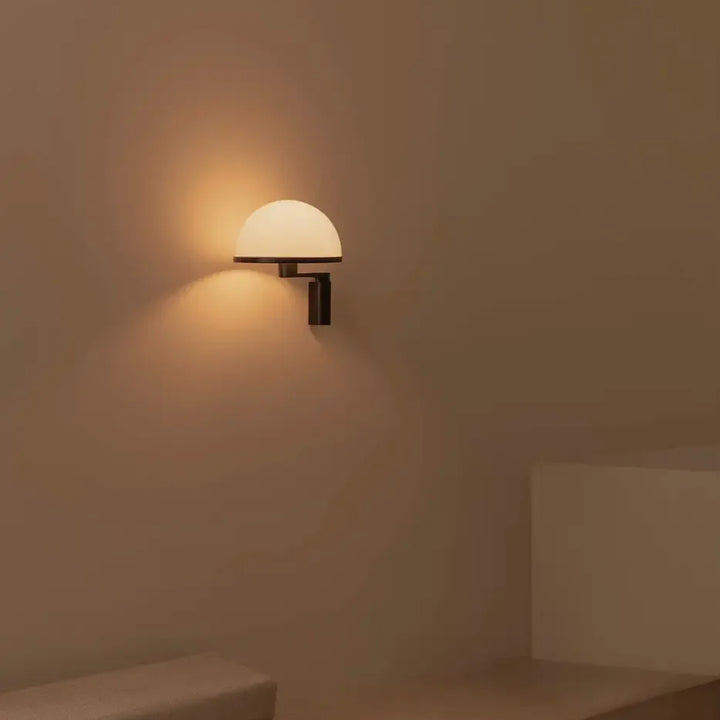 Applique Dome noire dans un intérieur