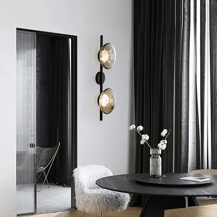 Applique murale noir avec une boule en verre

