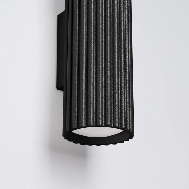 Applique murale karbon 30 noir en finition mate avec source lumineuse blanche encastrée design minimaliste et ampoules gu10 interchangeables