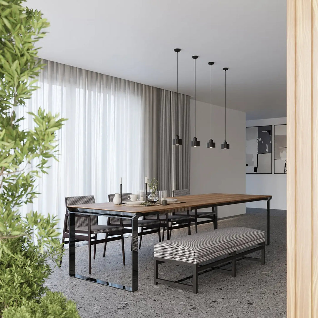 Modern dining table savar avec plateau en bois et pieds metal noir entouré de chaises assorties emane simplicité