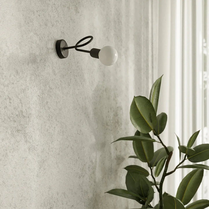 Applique murale loop noire en fer forgé avec bras courbé et ampoule en verre dépoli en série supeł avec détails surprenants
