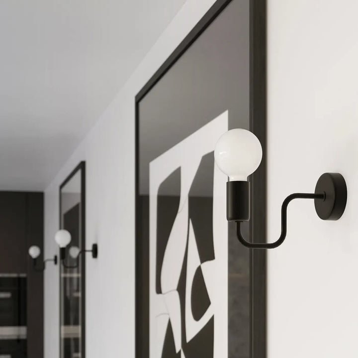 Applique murale vector noir avec lampe vector sphérique en verre dépoli pour un loft branché au superbe design