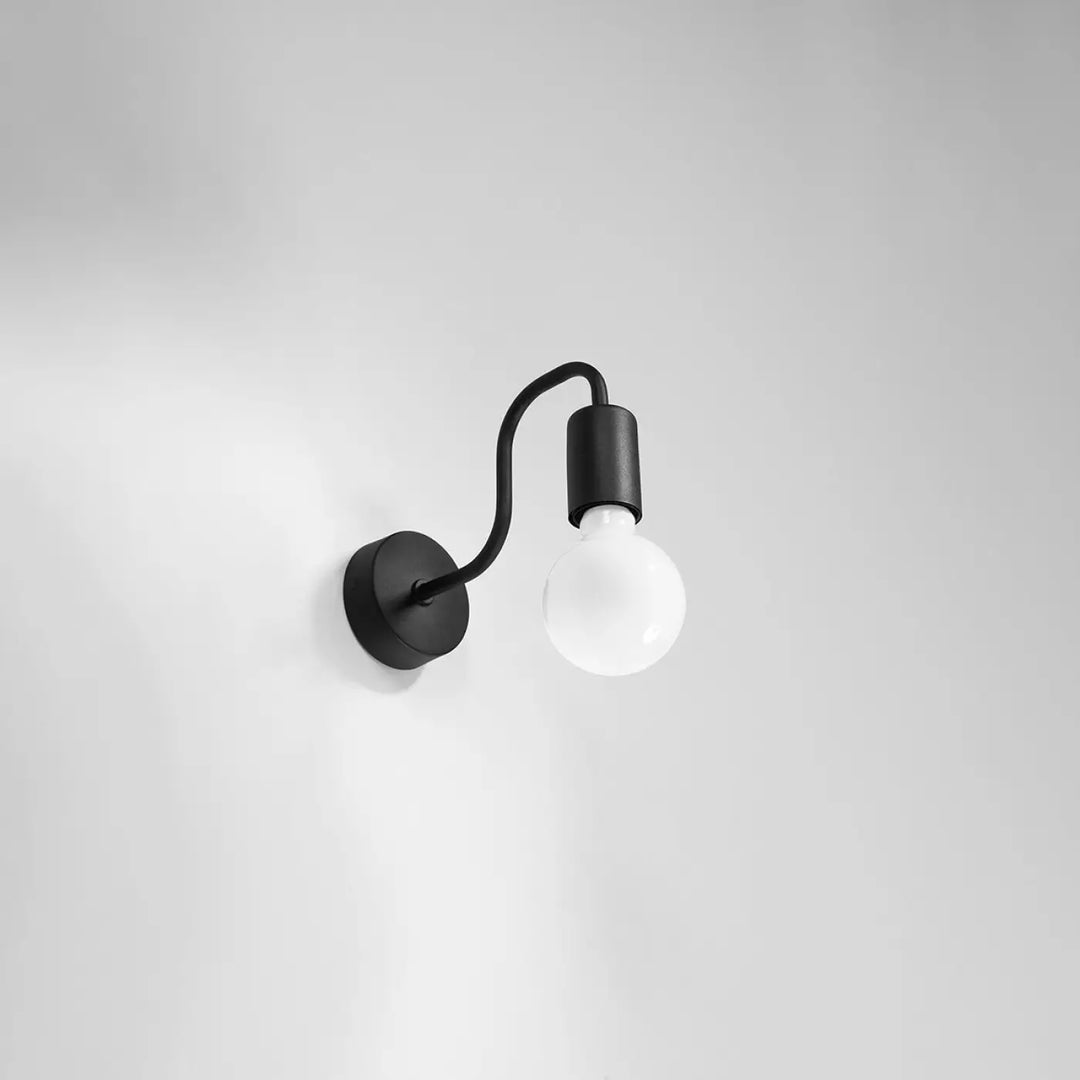 Applique murale vector noir en fer forgé avec bras courbé et ampoule givrée pour un loft branché et superbe design