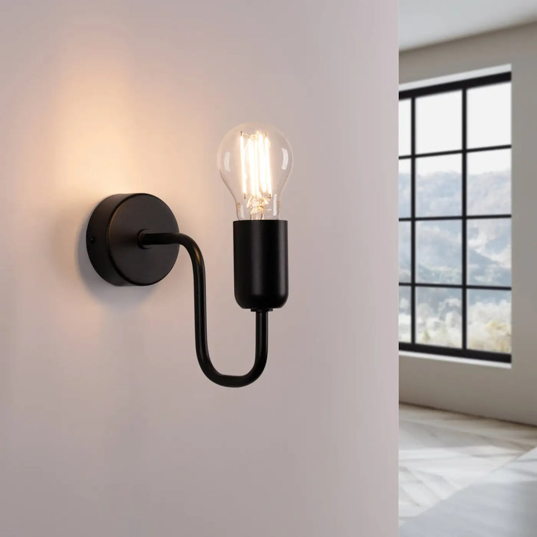 Applique murale en métal noir vector avec bras courbé et ampoule filament exposée pour un loft branché au superbe design