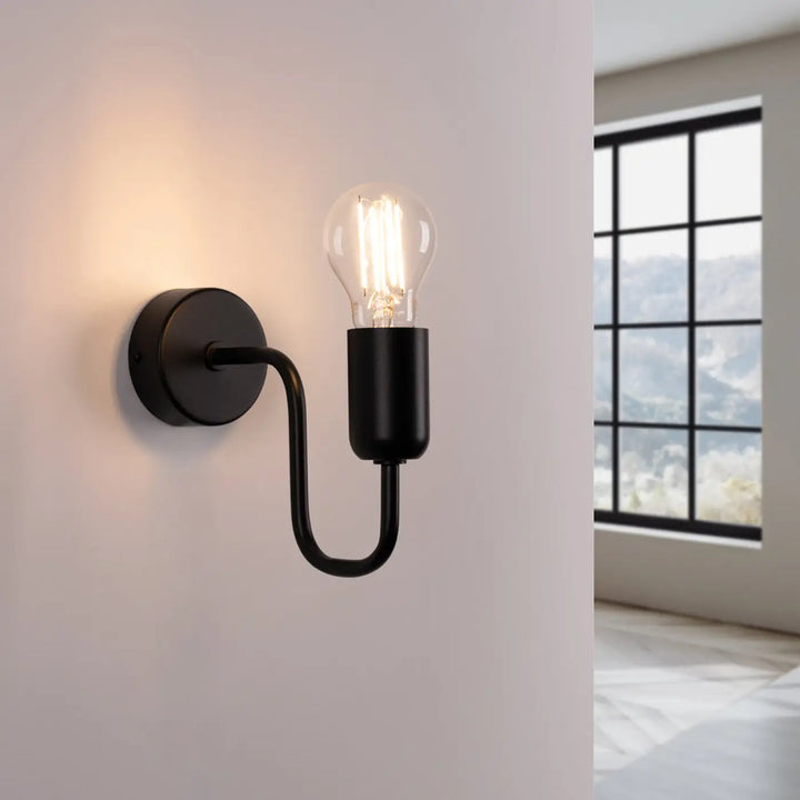 Applique murale en métal noir vector avec bras courbé et ampoule filament exposée pour un loft branché au superbe design
