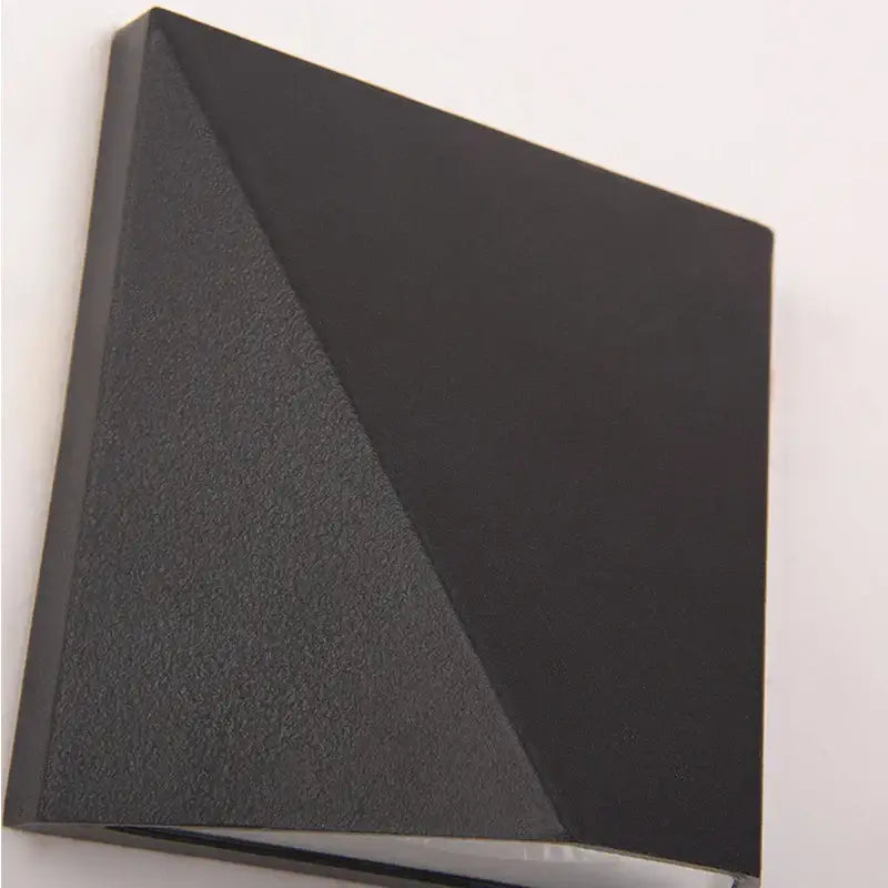 Applique murale noire design moderne à l’éclairage sculptural