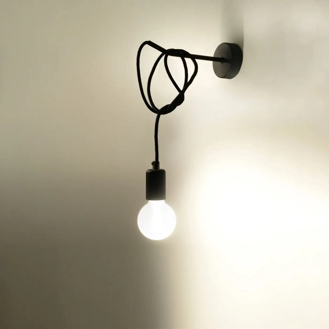 Applique murale edison noir avec ampoule visible et cordon en spirale, edison rend hommage aux meilleures traditions minimalistes