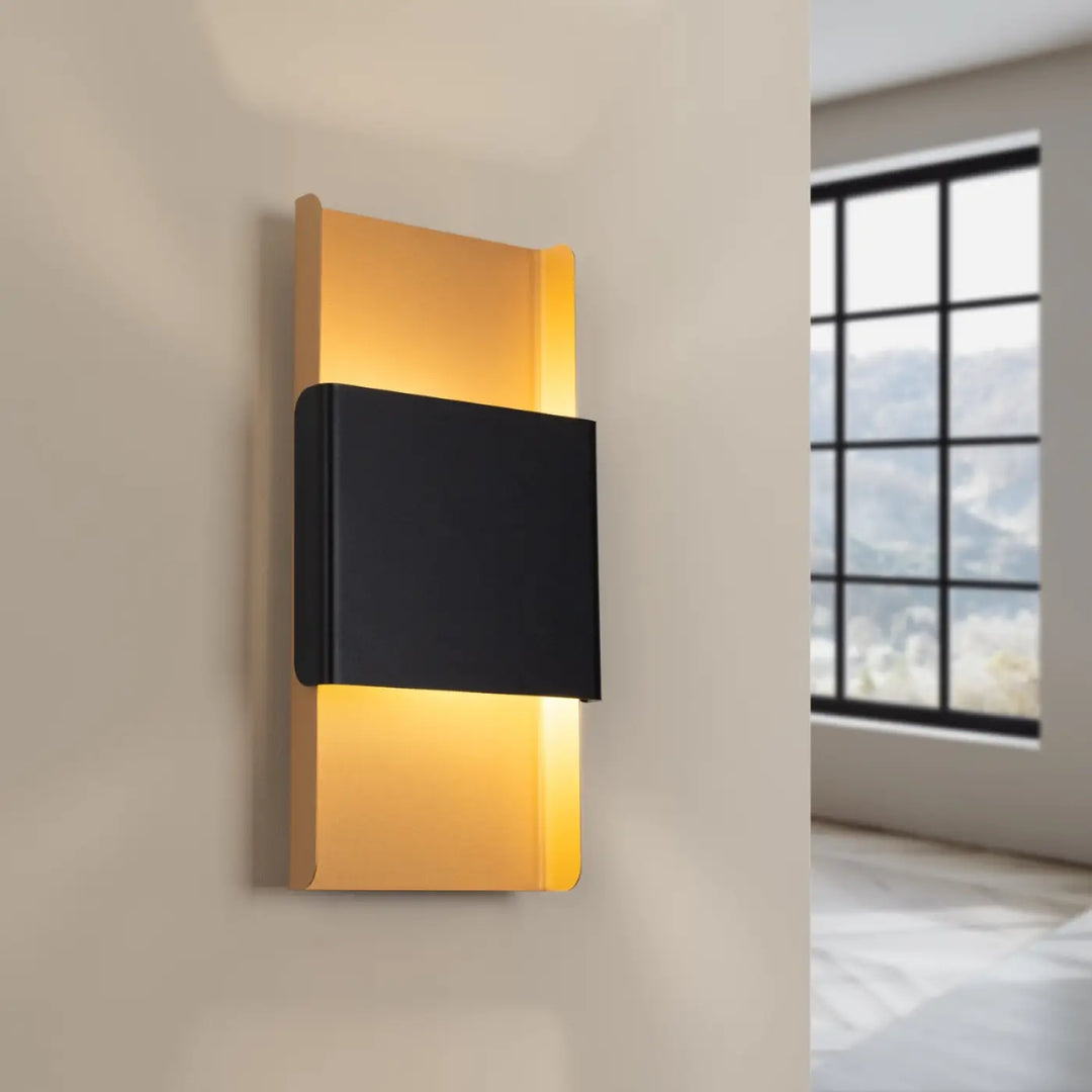 Applique durlin moderne avec panneau noir rectangulaire et côtés métalliques or, lumière ambiante douce pour variété d’intérieurs minimalisme rencontre
