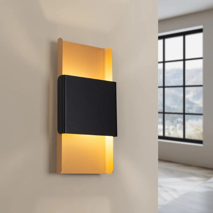Applique durlin moderne avec panneau noir rectangulaire et côtés métalliques or, lumière ambiante douce pour variété d’intérieurs minimalisme rencontre