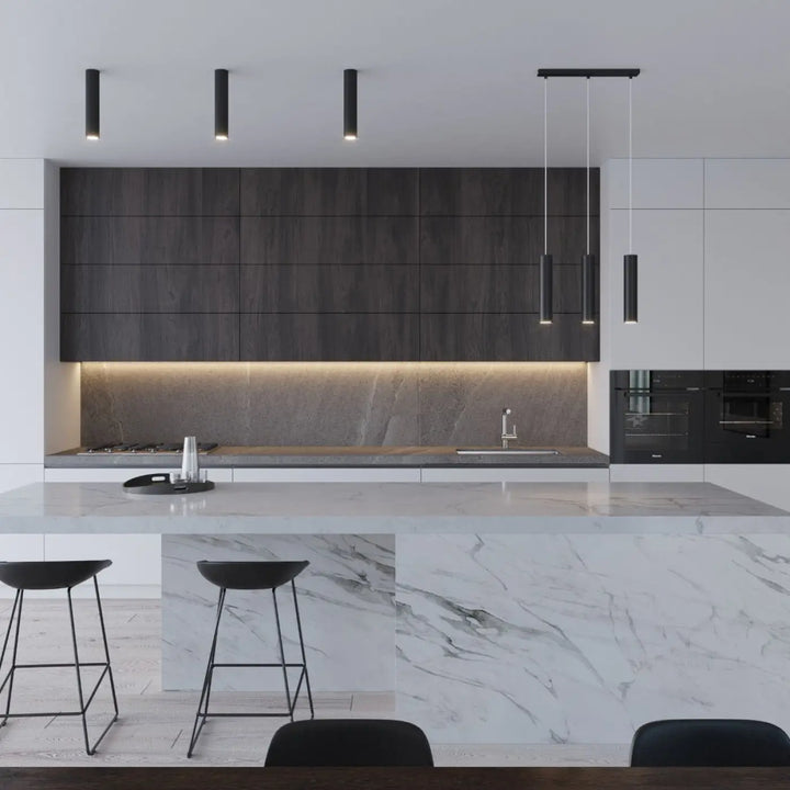 Applique lagos 2 noir avec métal lagos blanc installée dans une cuisine moderne avec îlot en marbre blanc et bois foncé