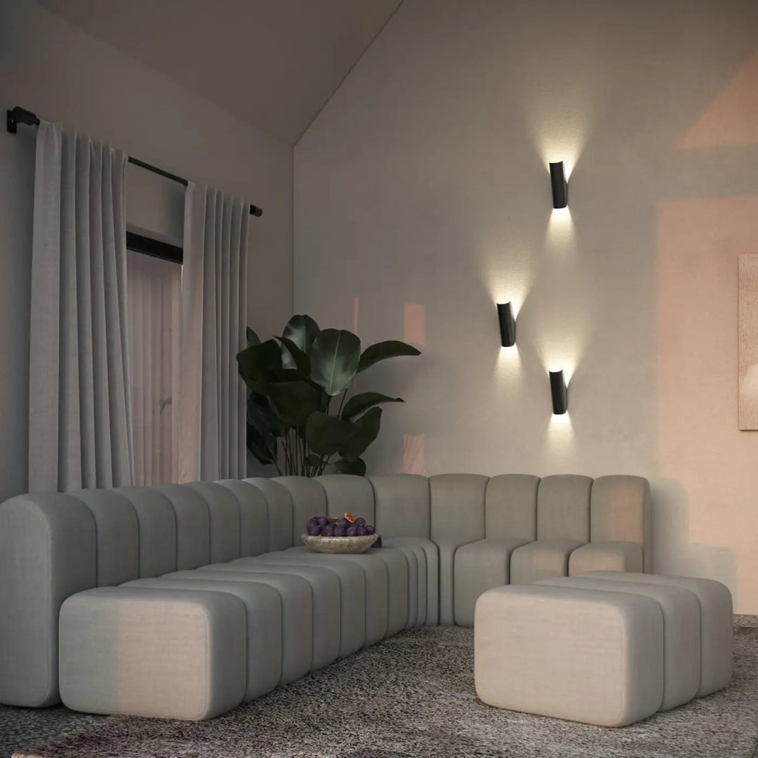 Beige canapé modulaire sectionnel avec dossier et coussins segmentés, idéal pour l applique murale notta à lumière douce