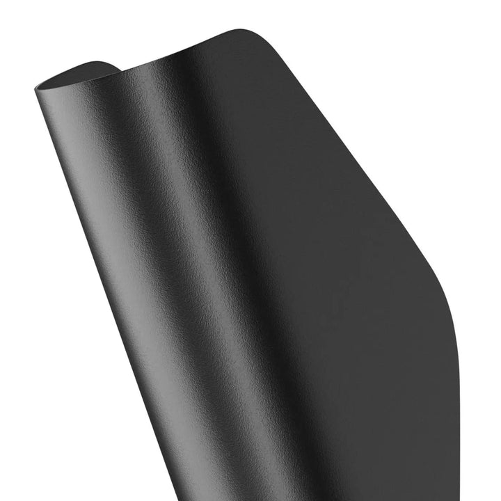 Applique murale notta compacte en cuir noir texturé offrant une lumière douce et un design élégant