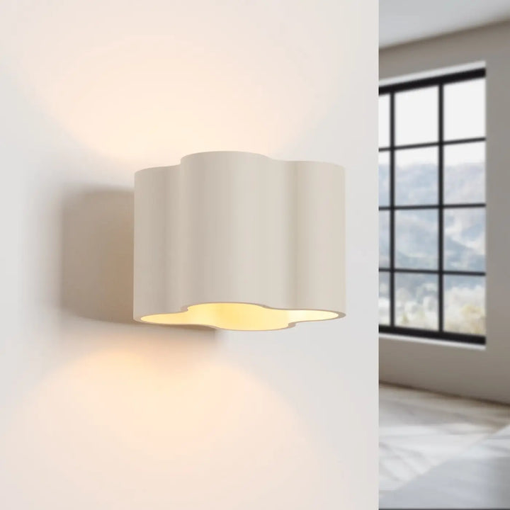 Applique murale Ovio en aluminium beige, allumée