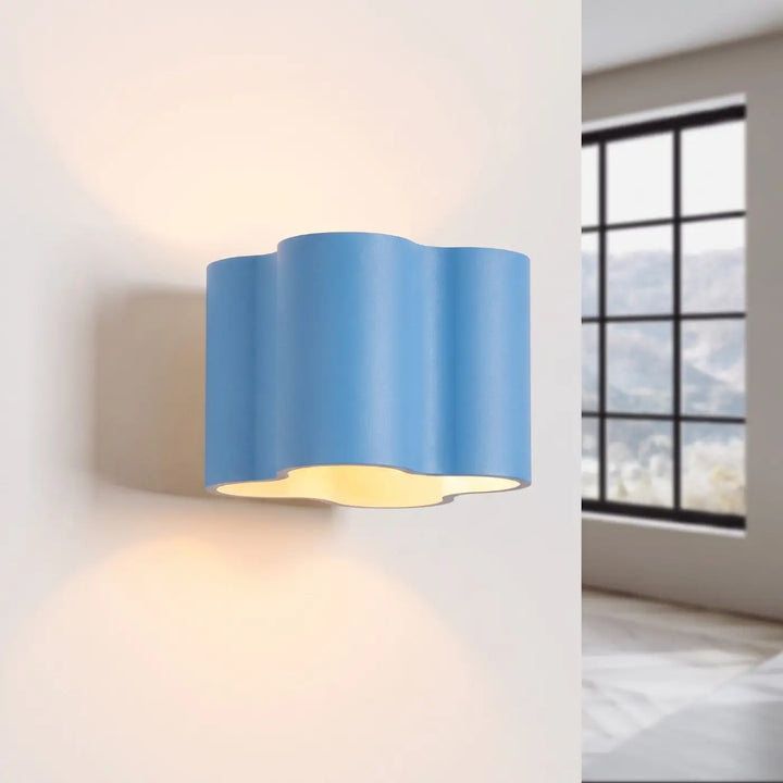 Applique murale Ovio en aluminium bleu azur, allumée