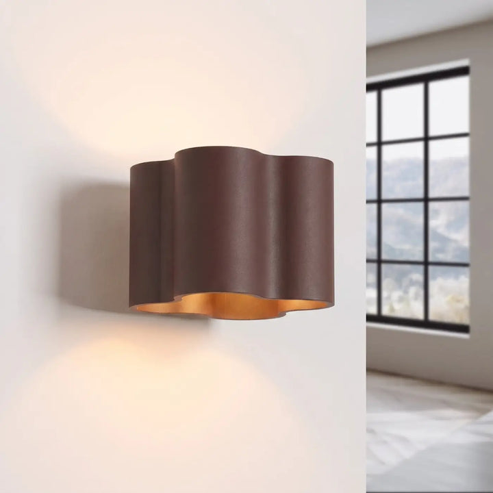 Applique murale Ovio en aluminium marron, allumée