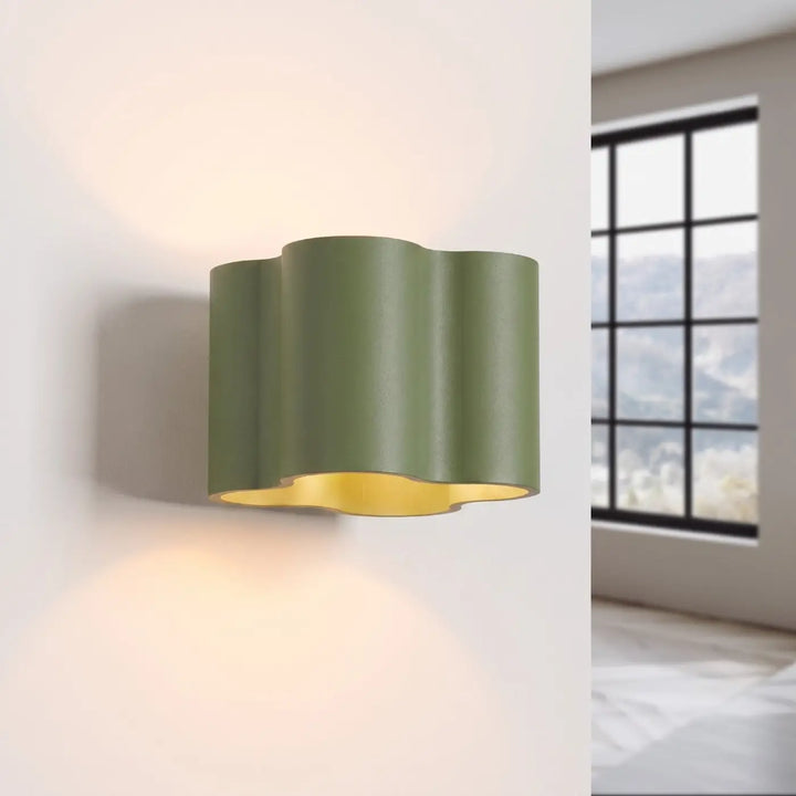 Applique murale Ovio en aluminium vert olive, allumée