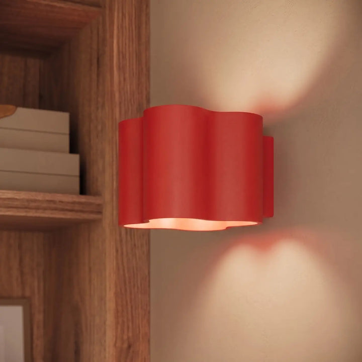 Applique murale Ovio en aluminium rouge, fixée au mur, vue rapprochée