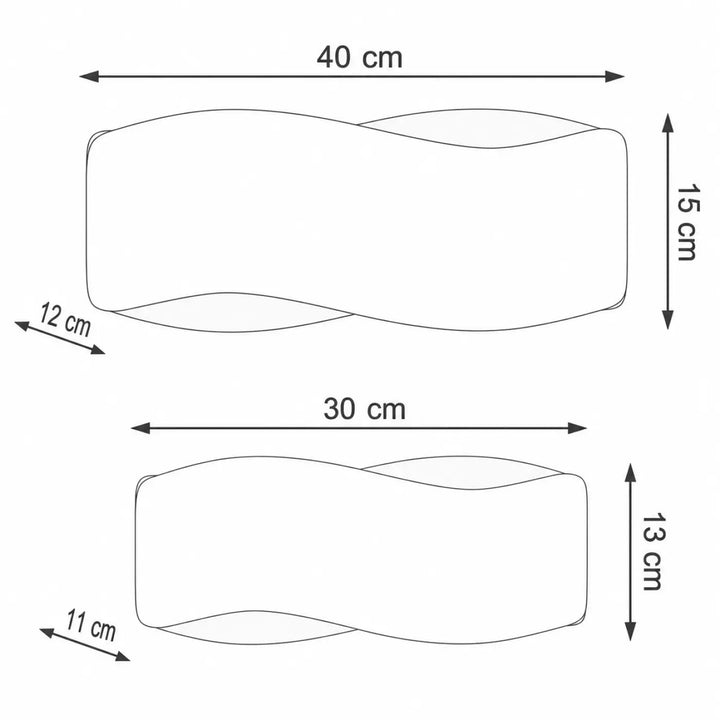 Applique murale tila blanche minimaliste en bande d’acier ondulée au-dessus d’une tête avec lignes épurées et dimensions précises