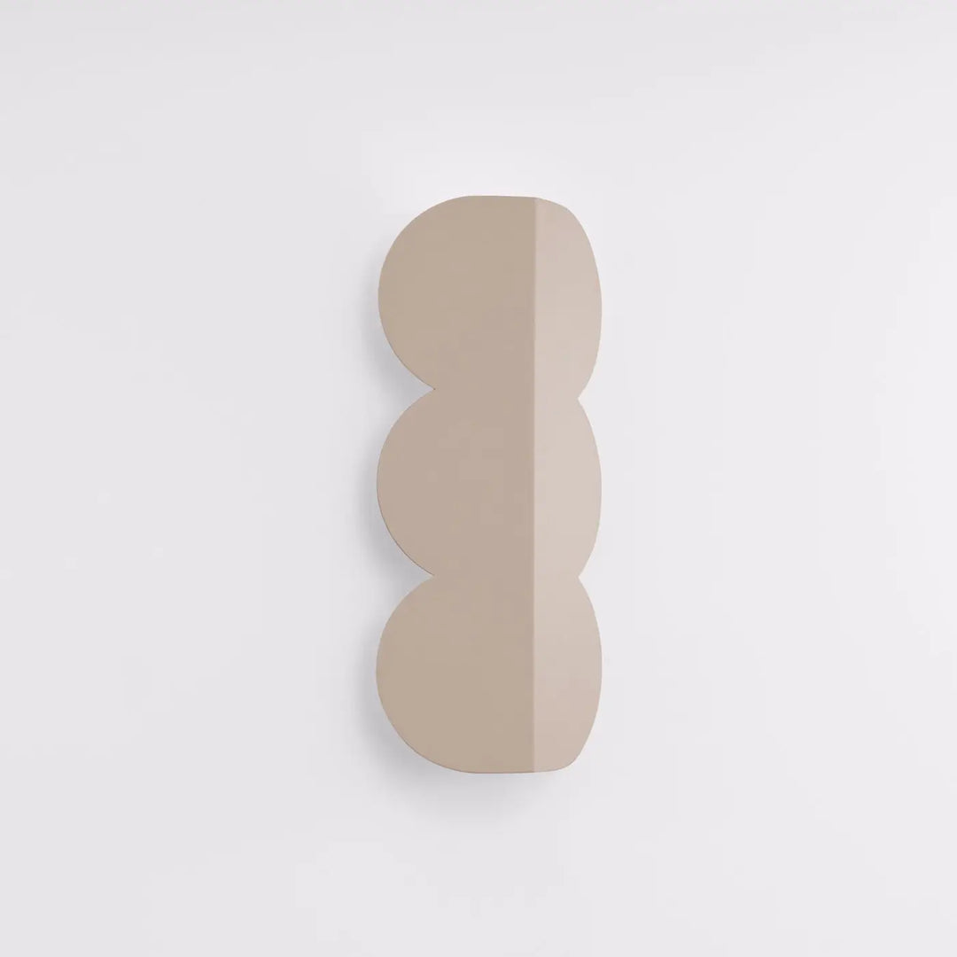 Applique murale BISCUIT taupe éteinte, posée au mur