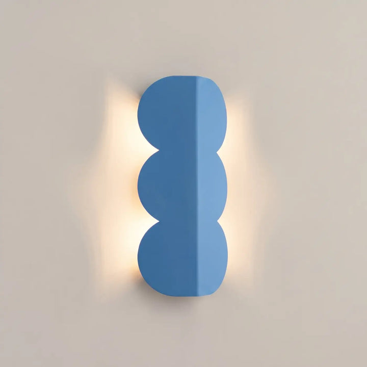 Applique murale BISCUIT bleu clair allumée, halo sur le mur