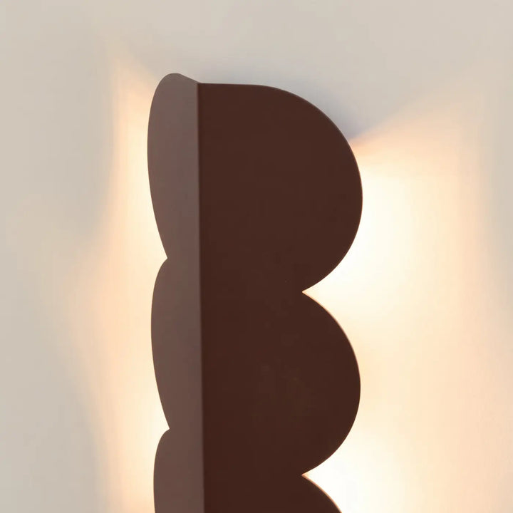 Applique murale BISCUIT marron allumée, vue de profil