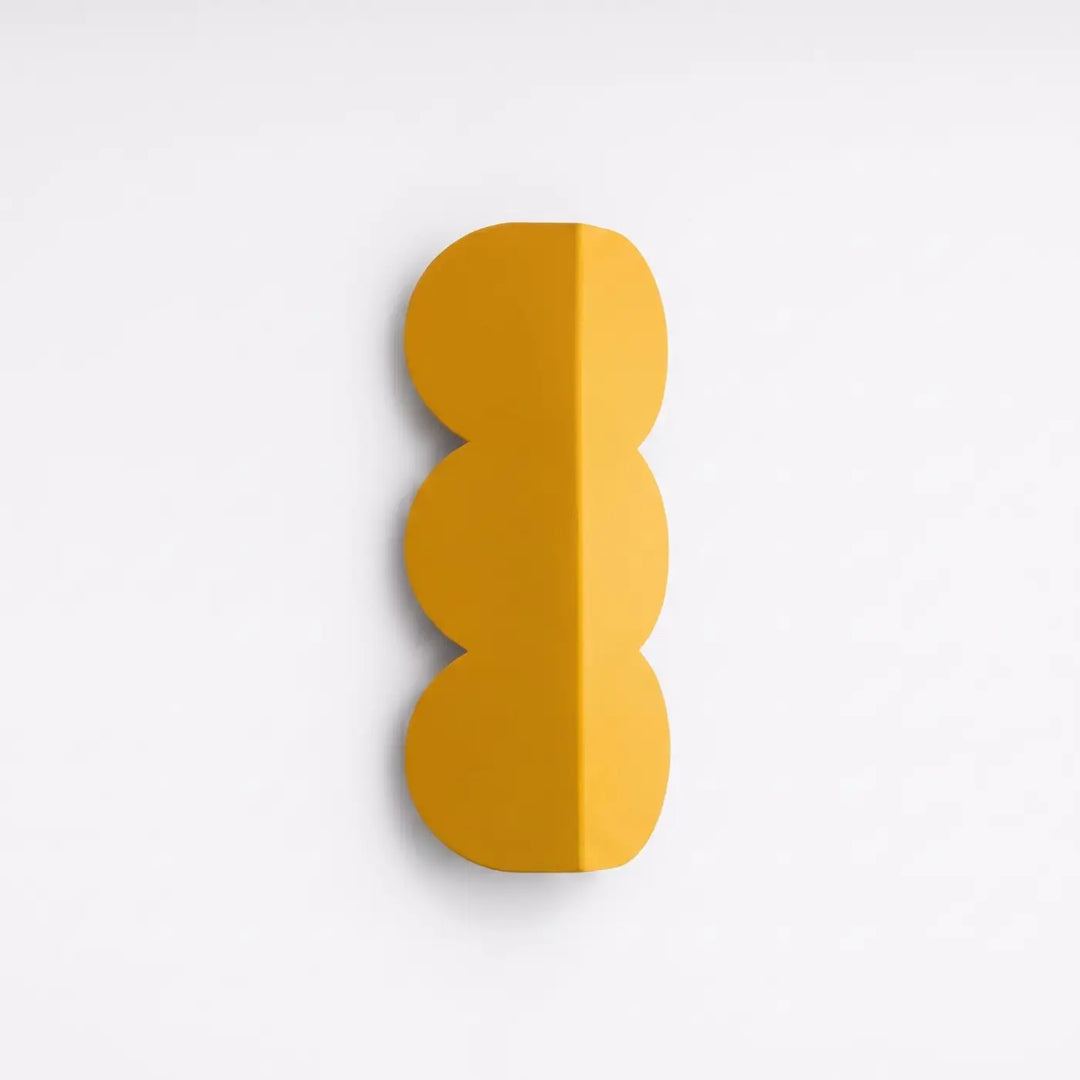 Applique murale BISCUIT jaune éteinte, posée au mur