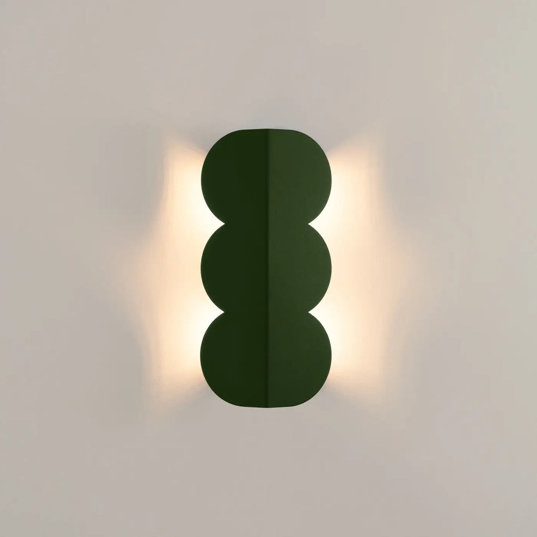 Applique murale BISCUIT vert olive allumée, vue de face