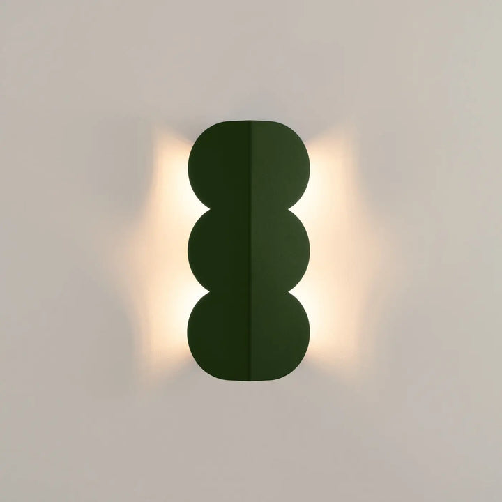 Applique murale BISCUIT vert olive allumée, vue de face