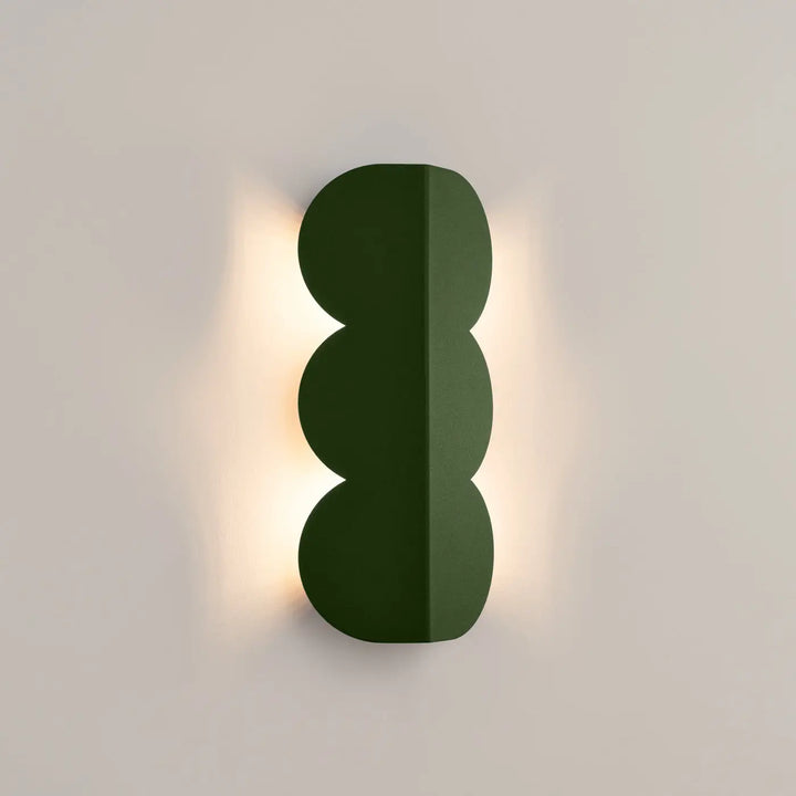 Applique murale BISCUIT vert olive allumée, halo sur le mur