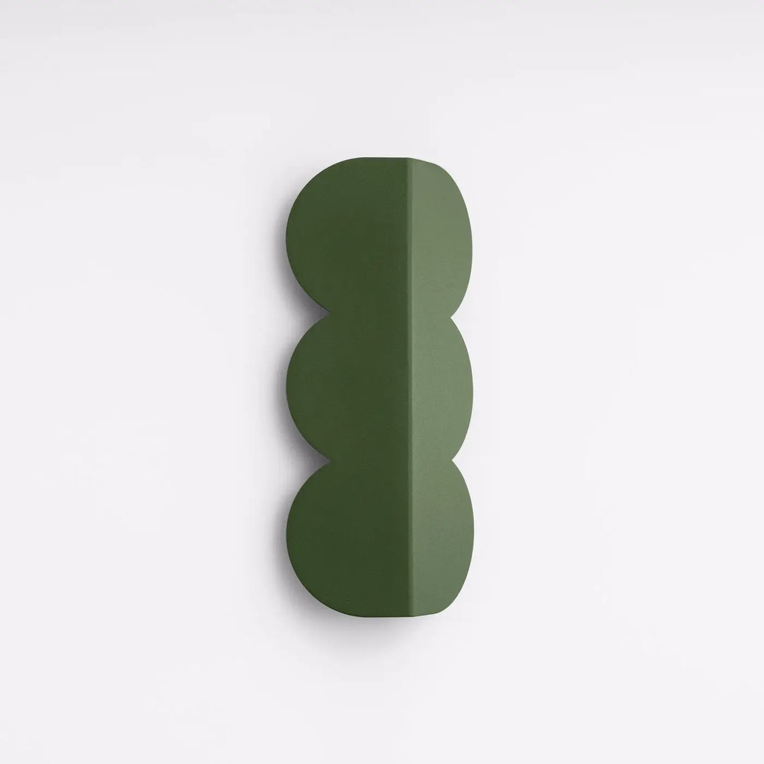 Applique murale BISCUIT vert olive éteinte, posée au mur