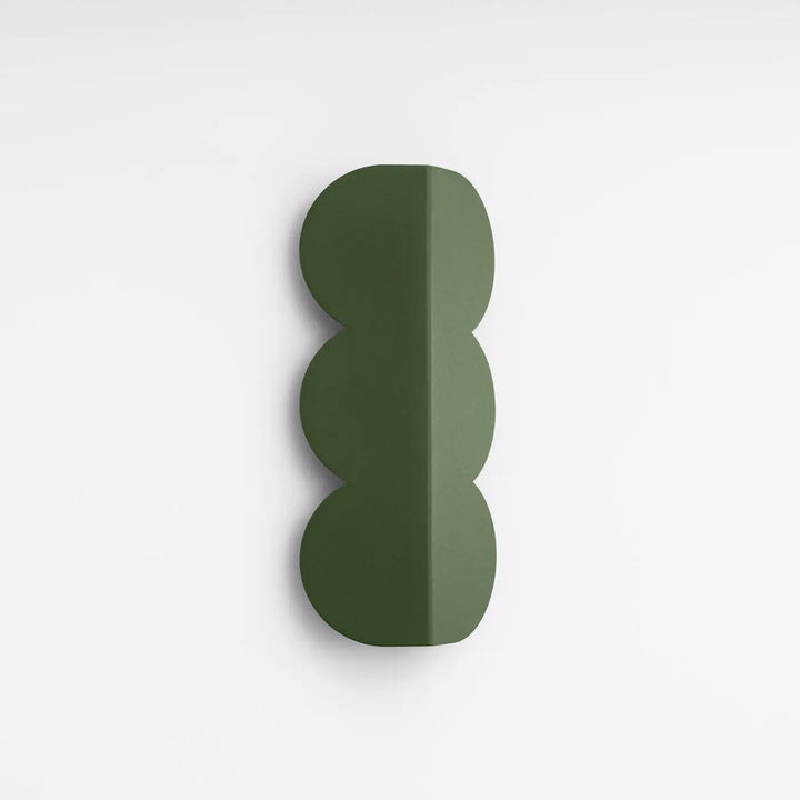 Applique murale BISCUIT vert olive éteinte, posée au mur