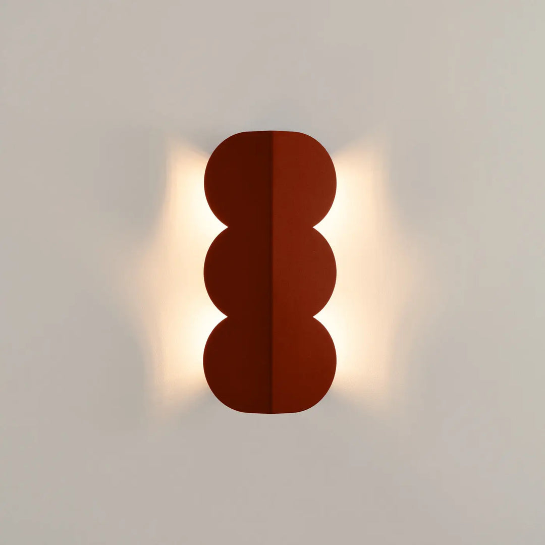 Applique murale BISCUIT ocre rouge allumée, vue de face