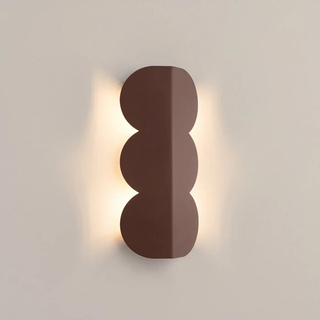 Applique murale BISCUIT marron allumée, halo sur le mur