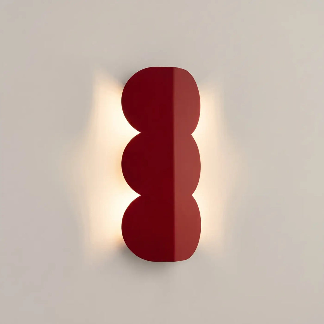 Applique murale BISCUIT rouge allumée, halo sur le mur