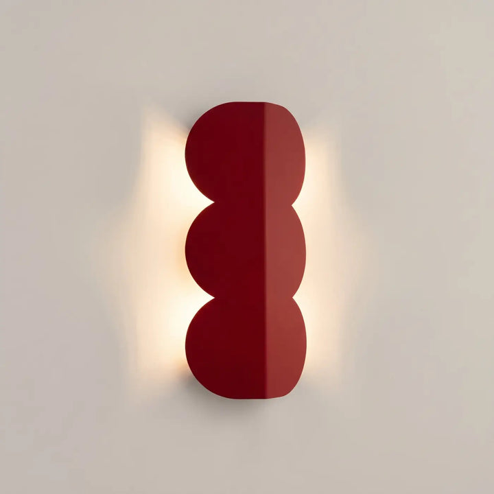 Applique murale BISCUIT rouge allumée, halo sur le mur