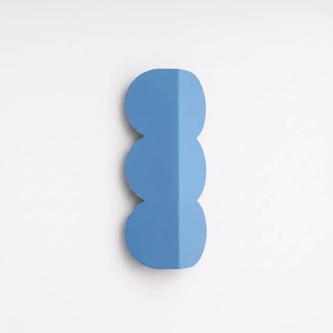 Applique murale BISCUIT bleu clair éteinte, posée au mur
