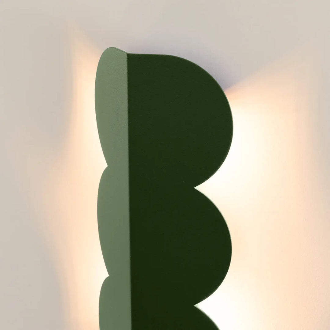 Applique murale BISCUIT vert olive allumée, vue de profil