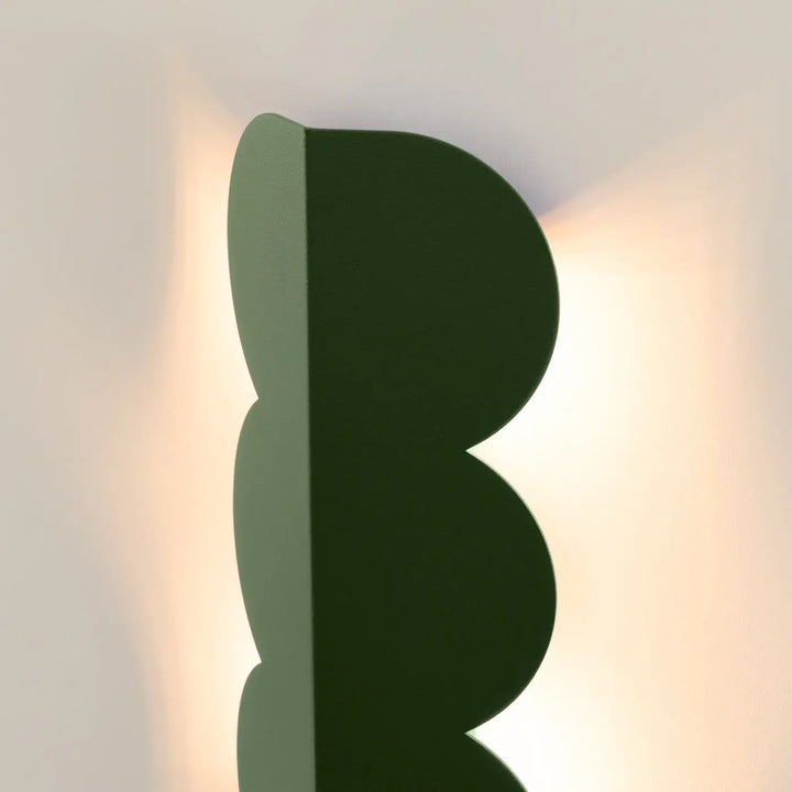Applique murale BISCUIT vert olive allumée, vue de profil