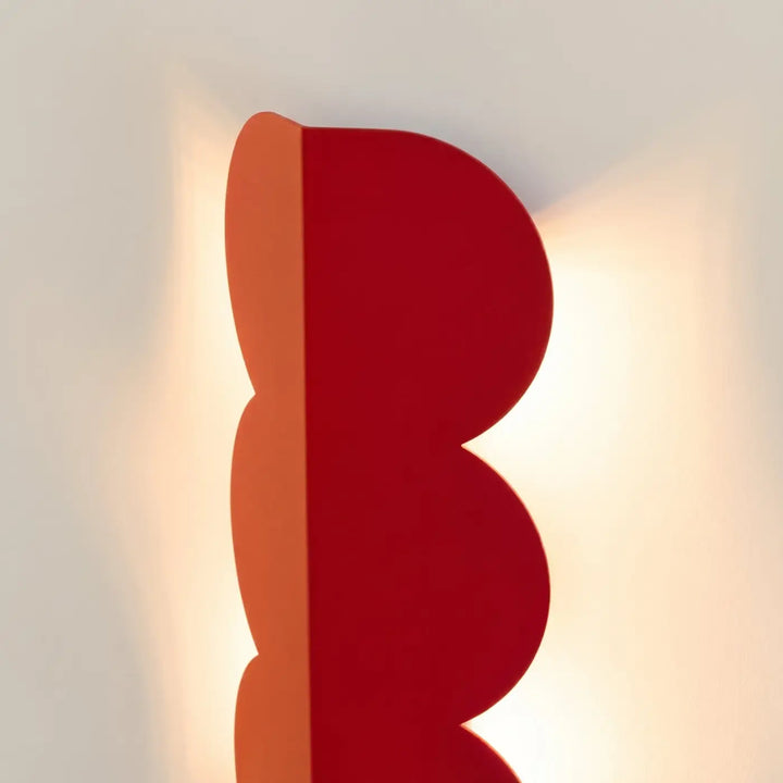 Applique murale BISCUIT rouge allumée, vue de profil