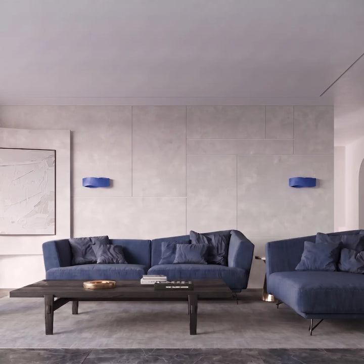 Applique murale outremer dans un intérieur contemporain