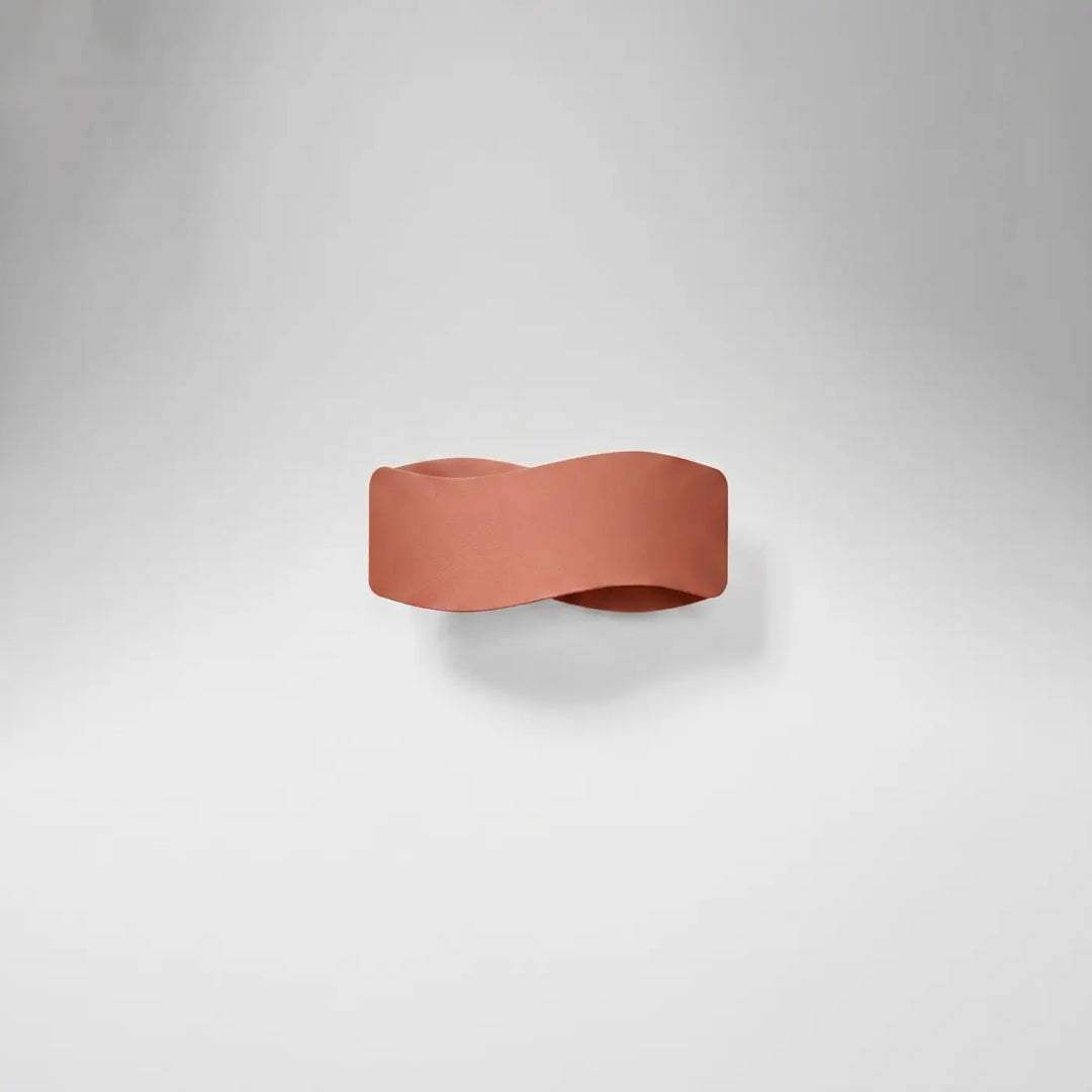 Applique murale ocre rouge éteinte, vue rapprochée
