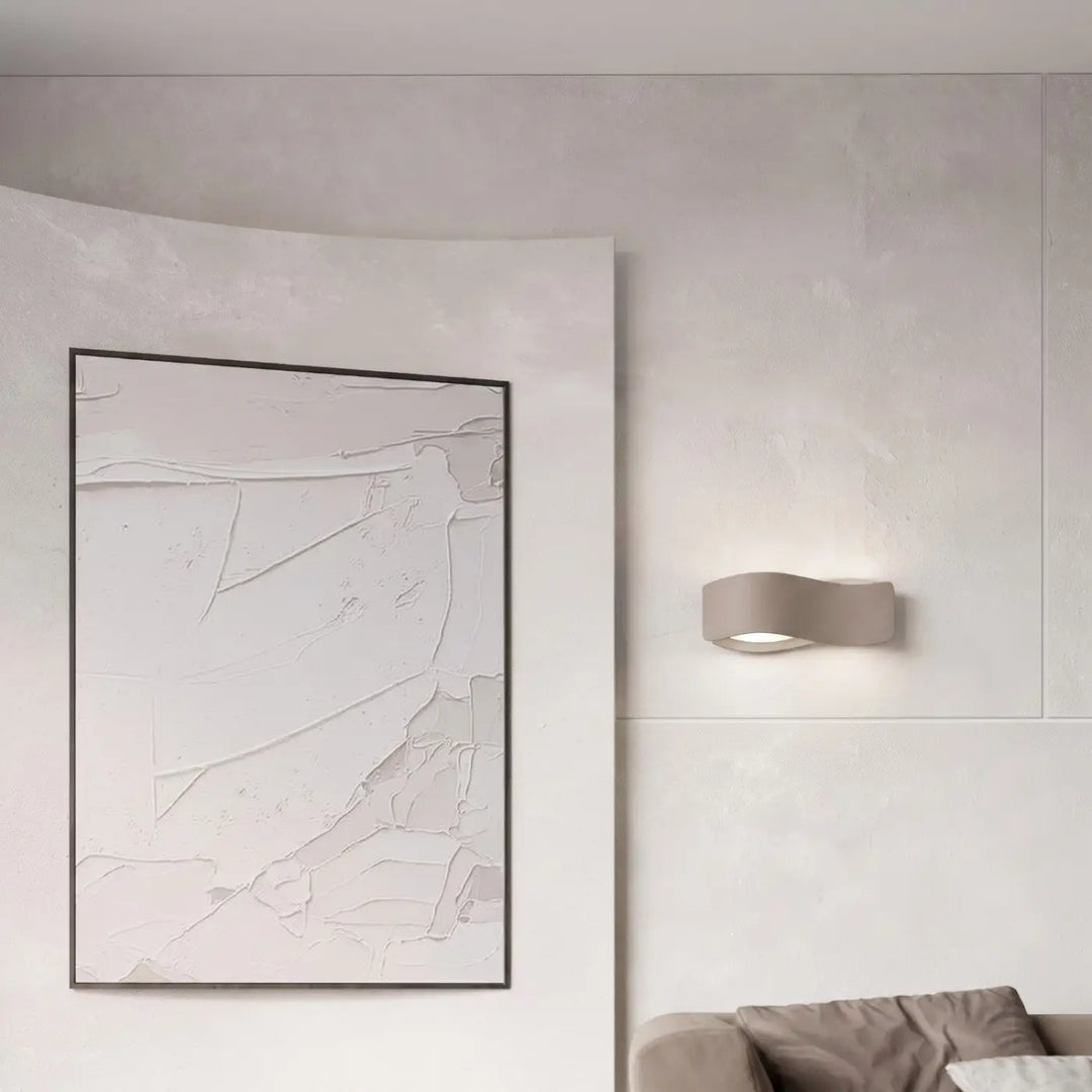 Applique murale taupe allumée, vue rapprochée