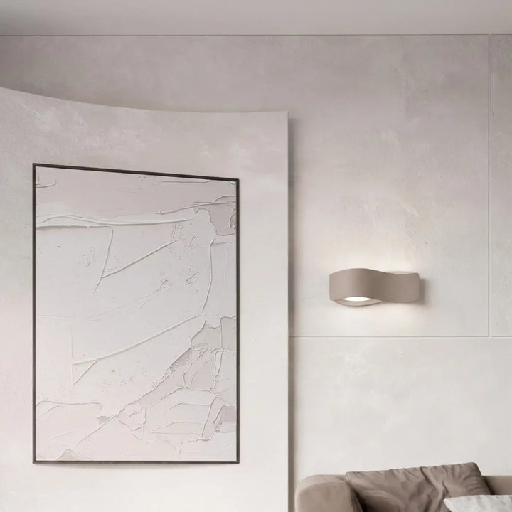 Applique murale taupe allumée, vue rapprochée