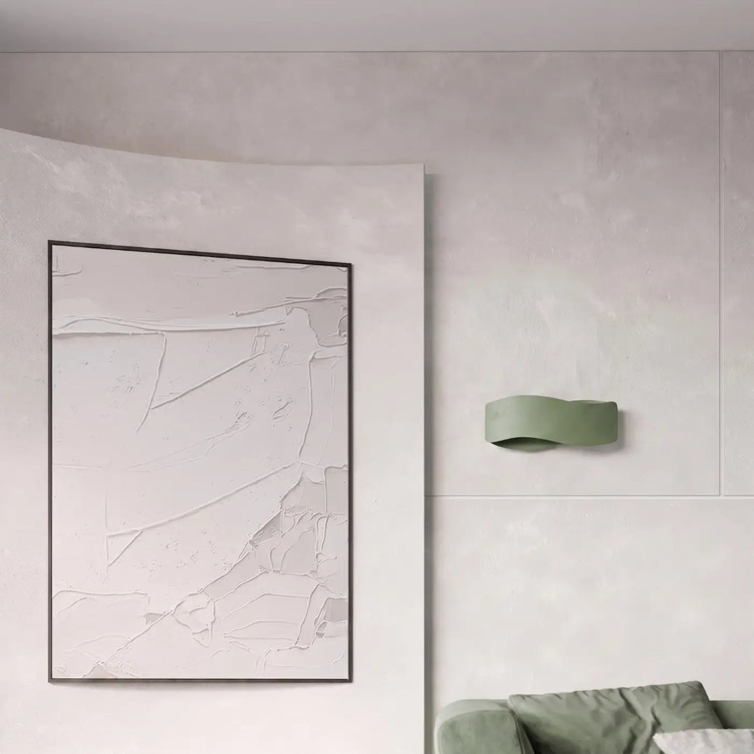 Applique murale vert olive allumée, vue rapprochée