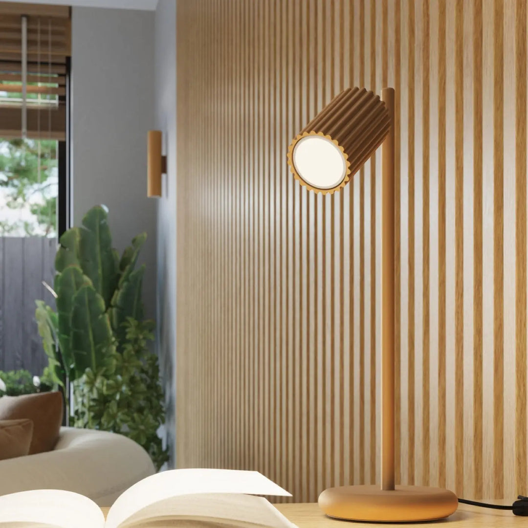Applique murale karbon 20 or avec abat-jour cylindrique nervuré en bois design minimaliste et ampoules gu10 interchangeables