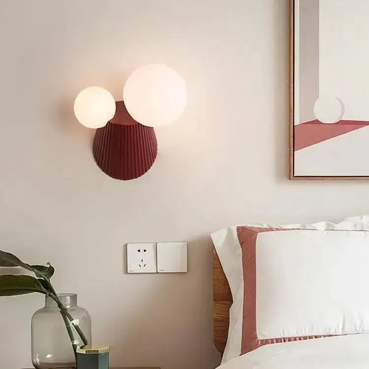 Applique murale original avec support canelé et 2 boules blanches

